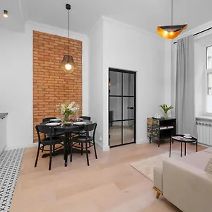 oomph-warsaw-central-2-bedroom-apartment.warsawhotelspoland.com/